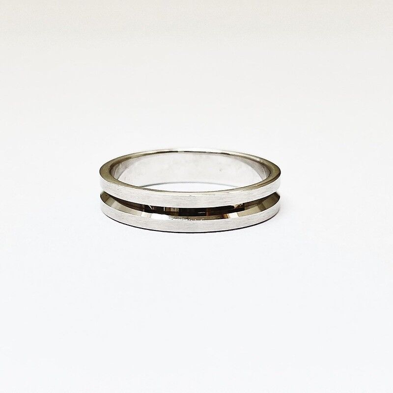 Classic Wedding Band (Center Line)